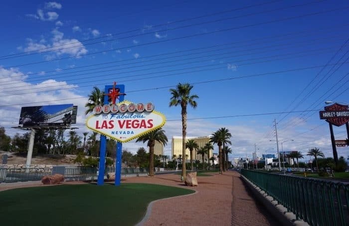 welcome-las-vegas-sign-budget-travel