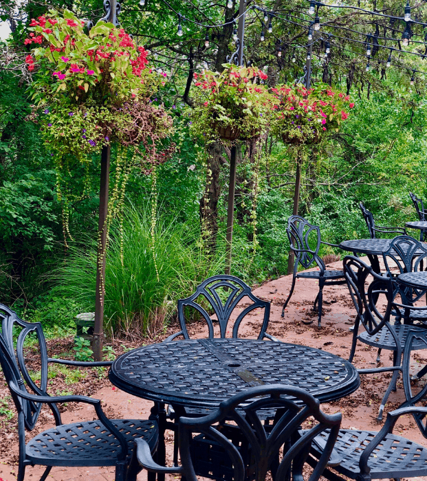 outdoor seating area d’Nile Wine Bar Patio in Kansas City Kansas e1572739467746