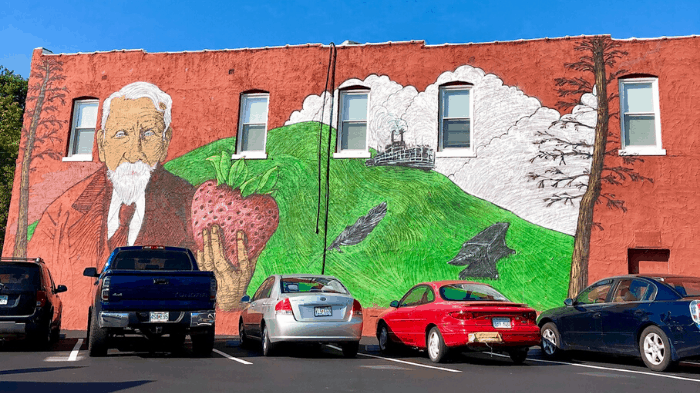 Mural in Strawberry Hill Neighborhood in Kansas City Kansas e1579023073122