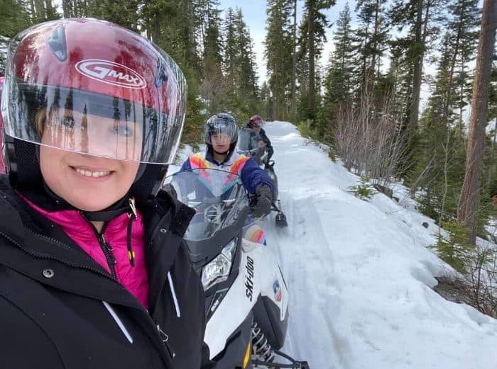 family on guided tour with Leavenworth Snowmobile Tours