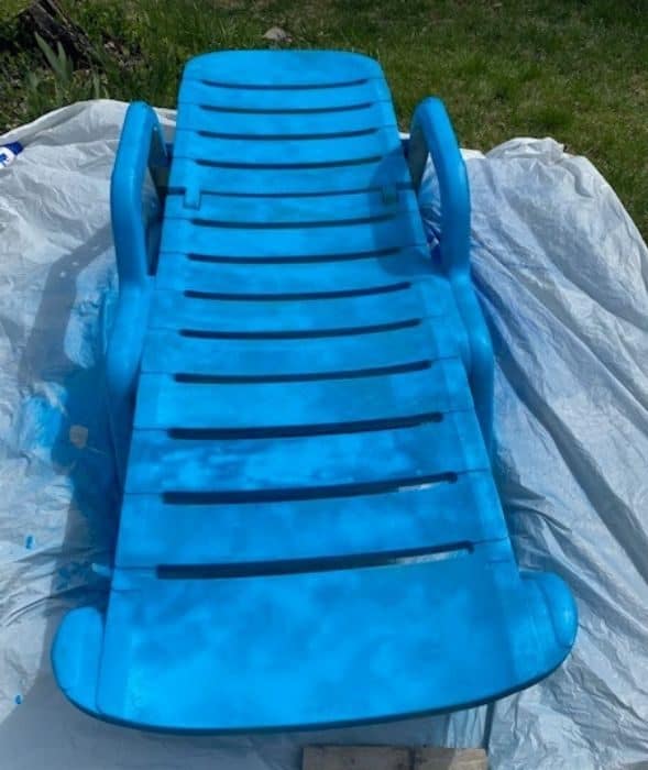 spray paint plastic lounge chair