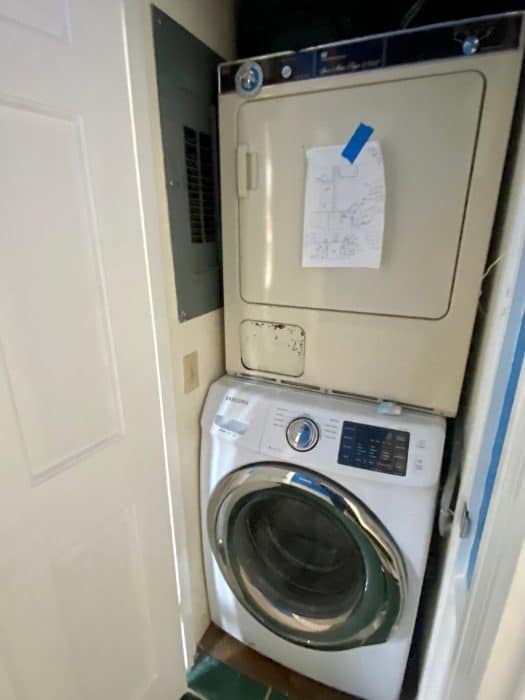 washer and dryer at the Go Lodge game themed mansion