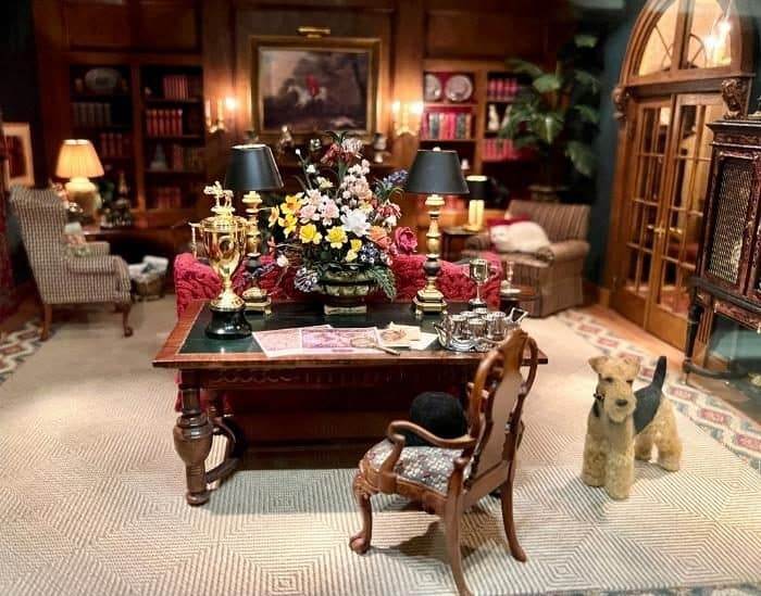 miniature living room at the Kentucky Gateway Museum Center