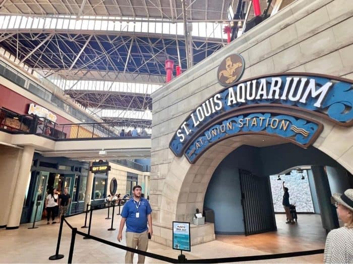 entrance for St. Louis Aquarium 