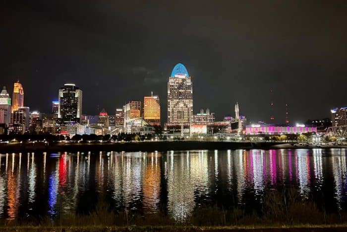 Cincinnati Ohio skyline at night