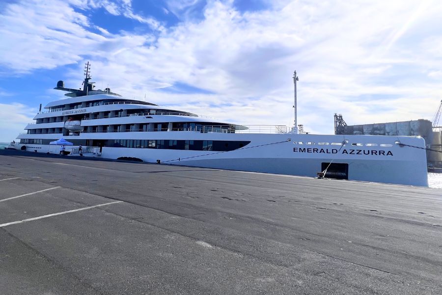 mega yacht emerald azzurra