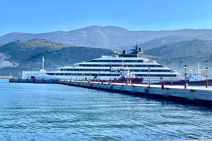 mega yacht emerald azzurra