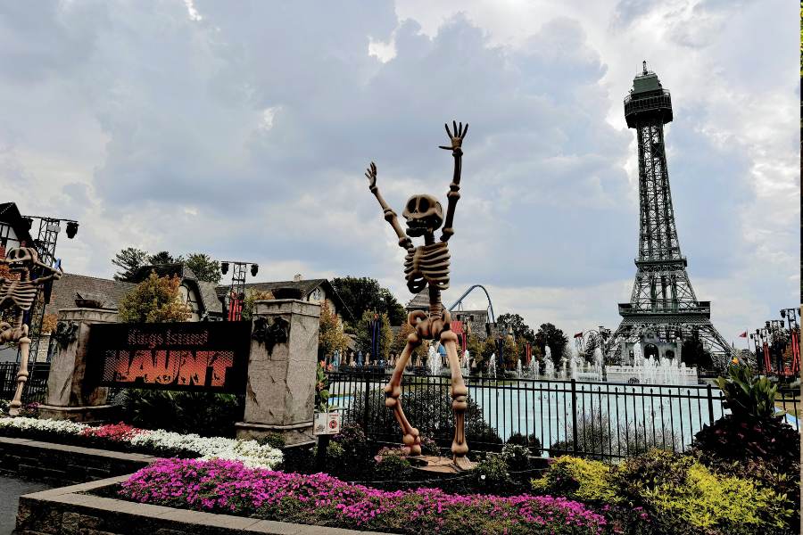 Haunt sign at Kings Island 