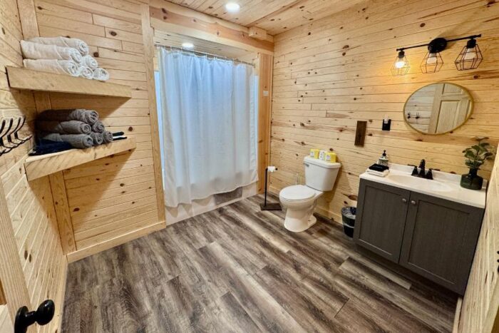 bathroom lower floor of Woodland Lodge
