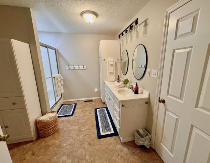 bathroom at Lakeside Oasis on Rocky Fork Lake