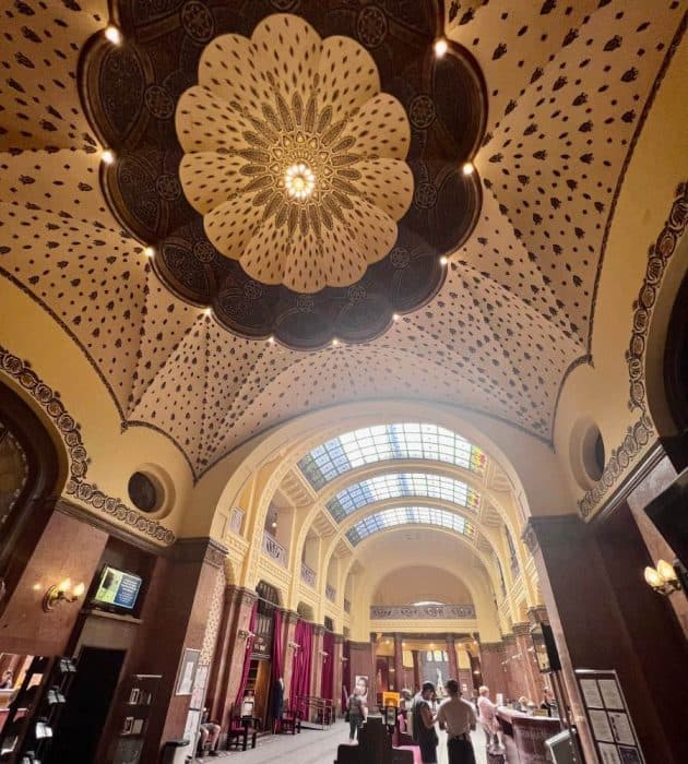  foyer Gellert Thermal Bath in Budapest