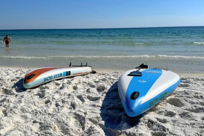 inflatable stand up paddleboards by the beach 