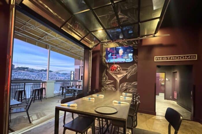 dining at PAR 3 Newport on the Levee