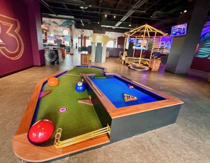 mini golf at PAR 3 Newport on the Levee