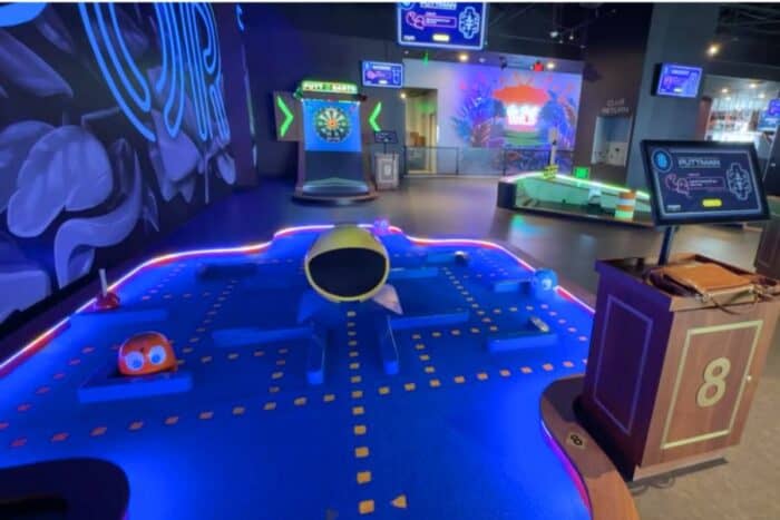 mini golf at PAR 3 Newport on the Levee