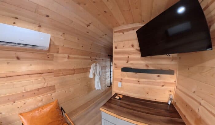 Lux Houseboat Ensuite with Loft SoLSTAY Lodging in Sandusky OH