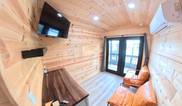 Lux Houseboat Ensuite with Loft SoLSTAY Lodging in Sandusky OH