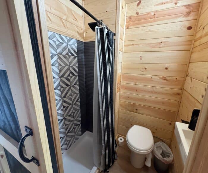 bathroom in Lux Houseboat Loft Ensuite at SoLSTAY Lodging in Sandusky